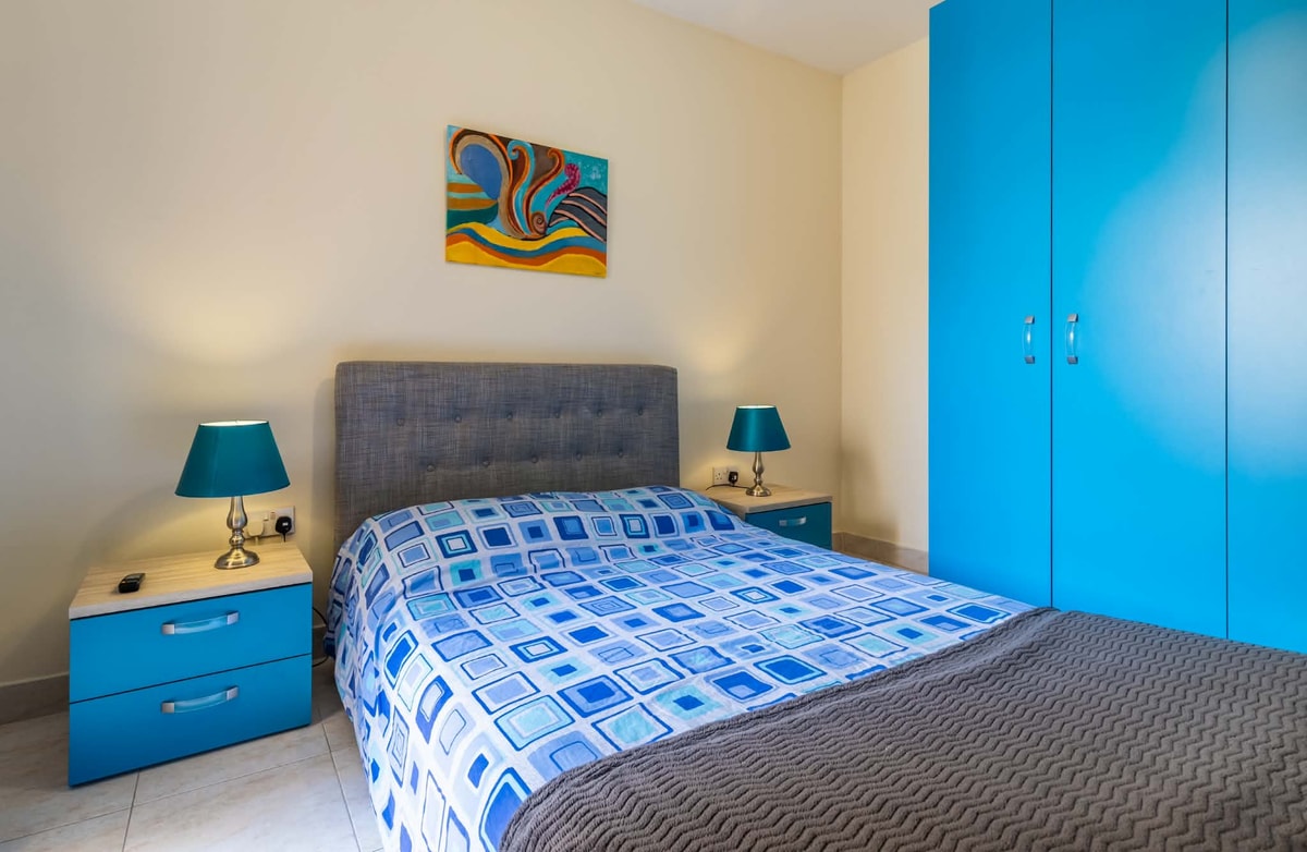 Magnificent Seafront 3-Bedroom Apartment with Stunning Salt Pan Views in Salina photo 5