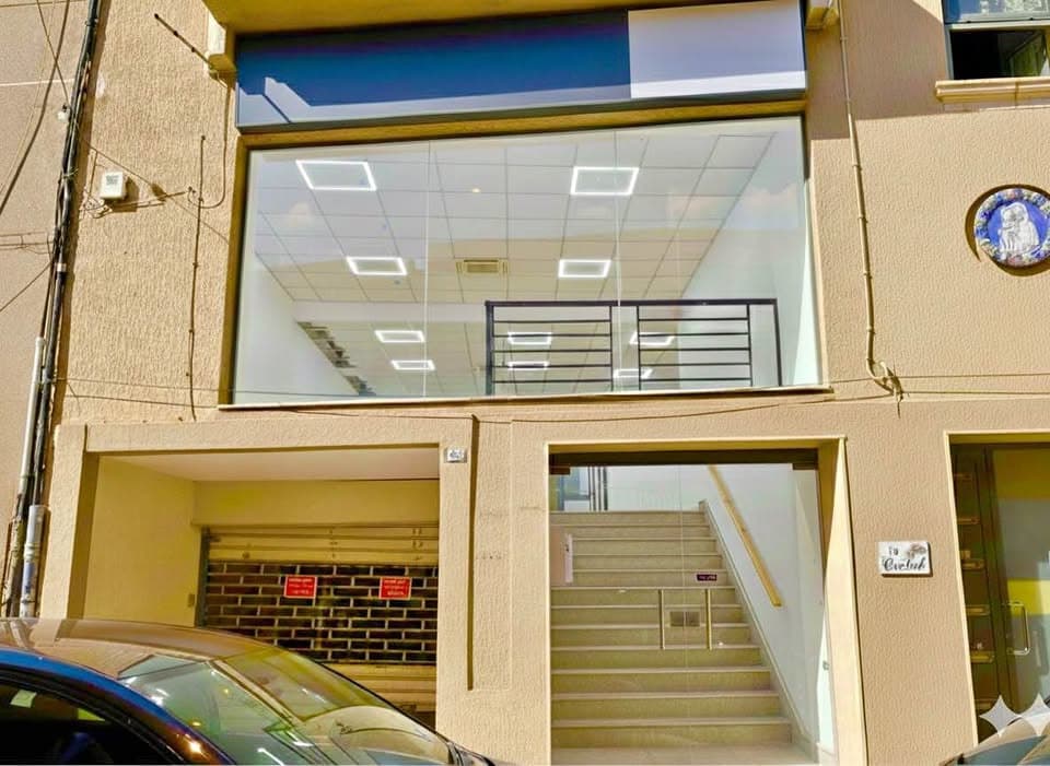 Office for Long Let in Gżira - €1,600/month