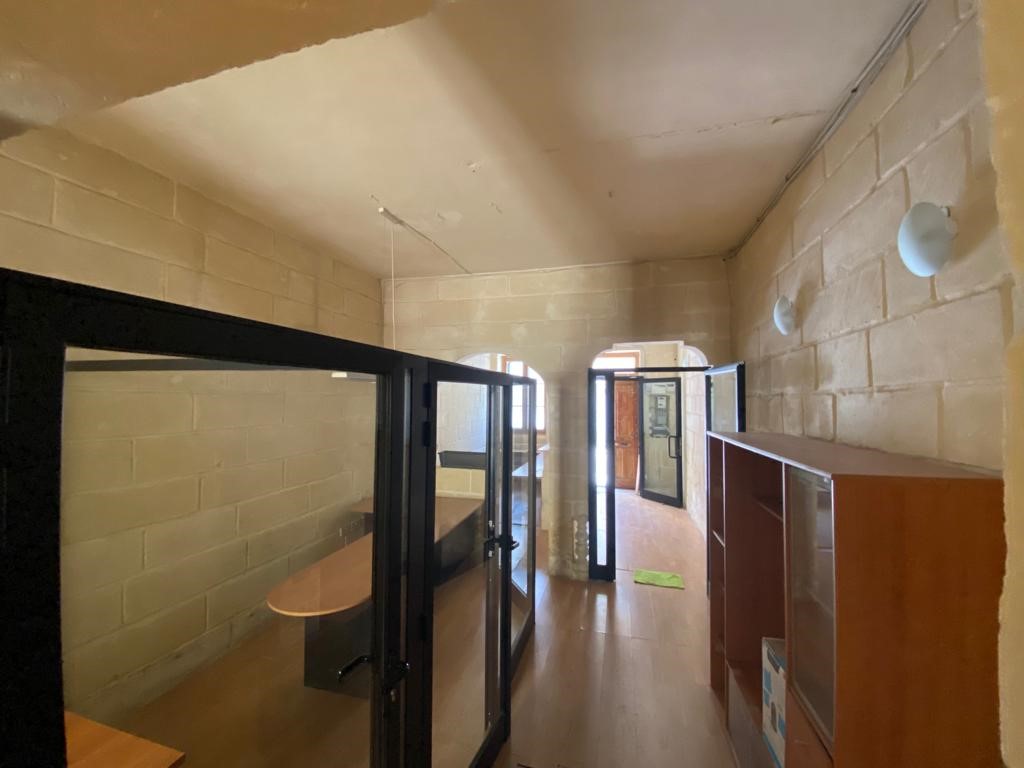 Office for Long Let in Santa Venera - €950/month photo 6