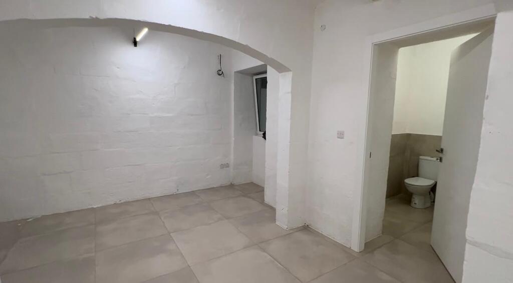 Office for Long Let in Valletta - €1,400/month photo 9