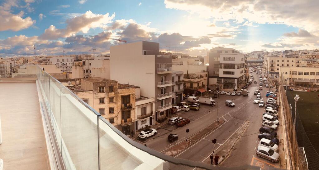 1 Bedroom Penthouse for Long Let in Gżira - €1,600/month photo 2