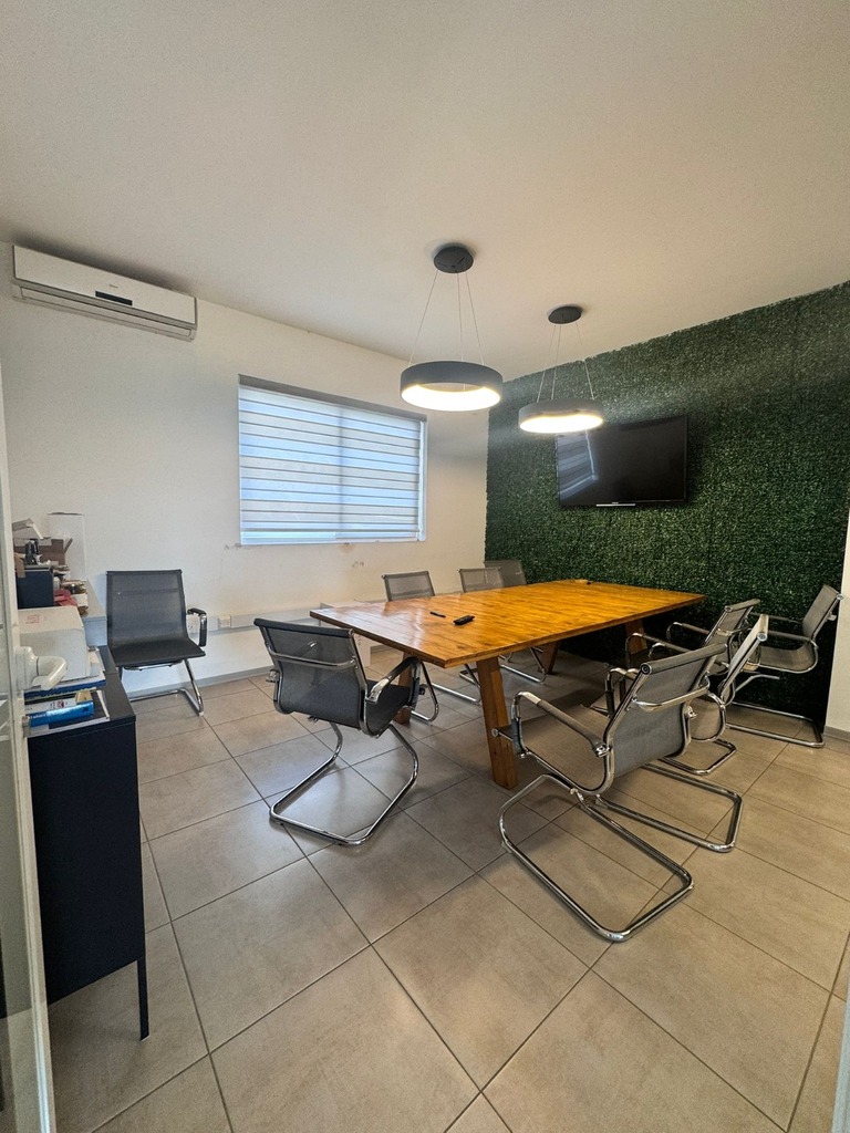 Office for Long Let in Santa Venera - €1,500/month photo 3