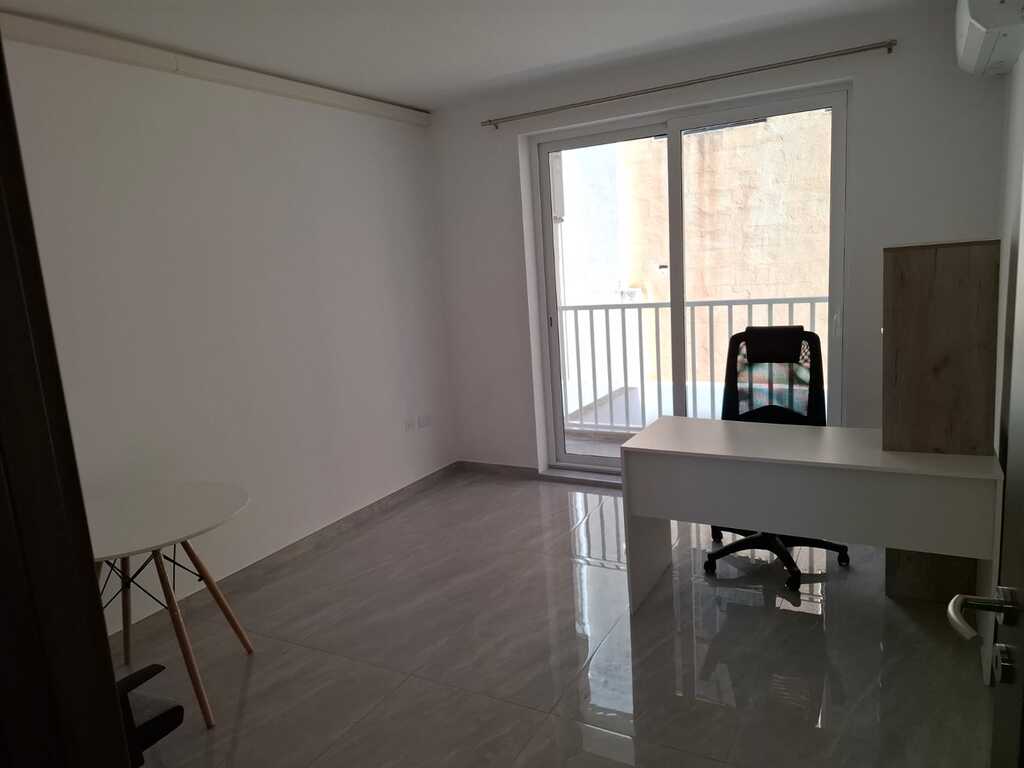 Office for Long Let in Mosta - €1,200/month photo 5