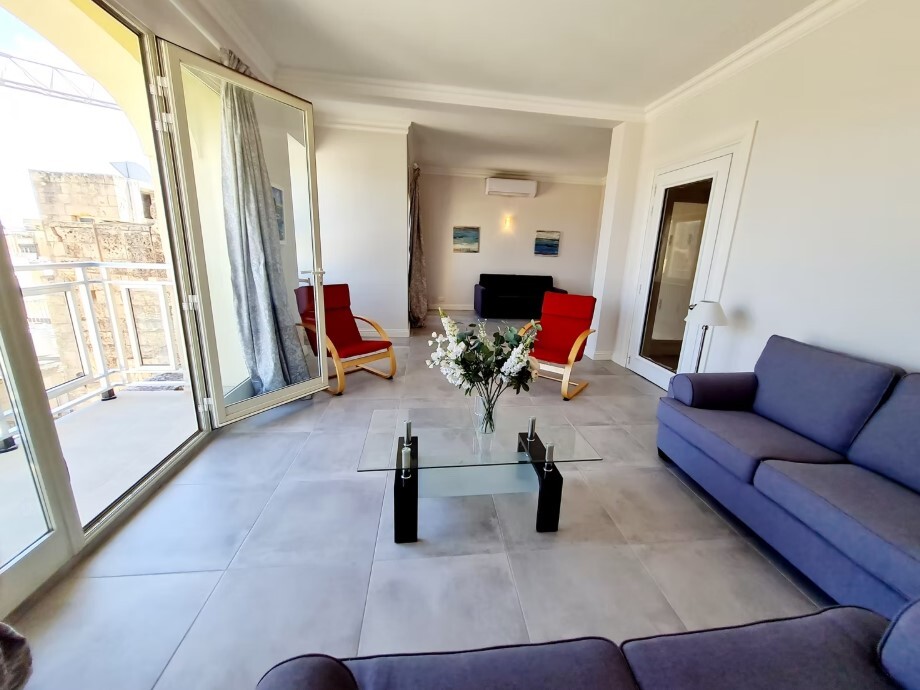 2 Bedroom Penthouse for Long Let in Valletta - €3,800/month photo 2