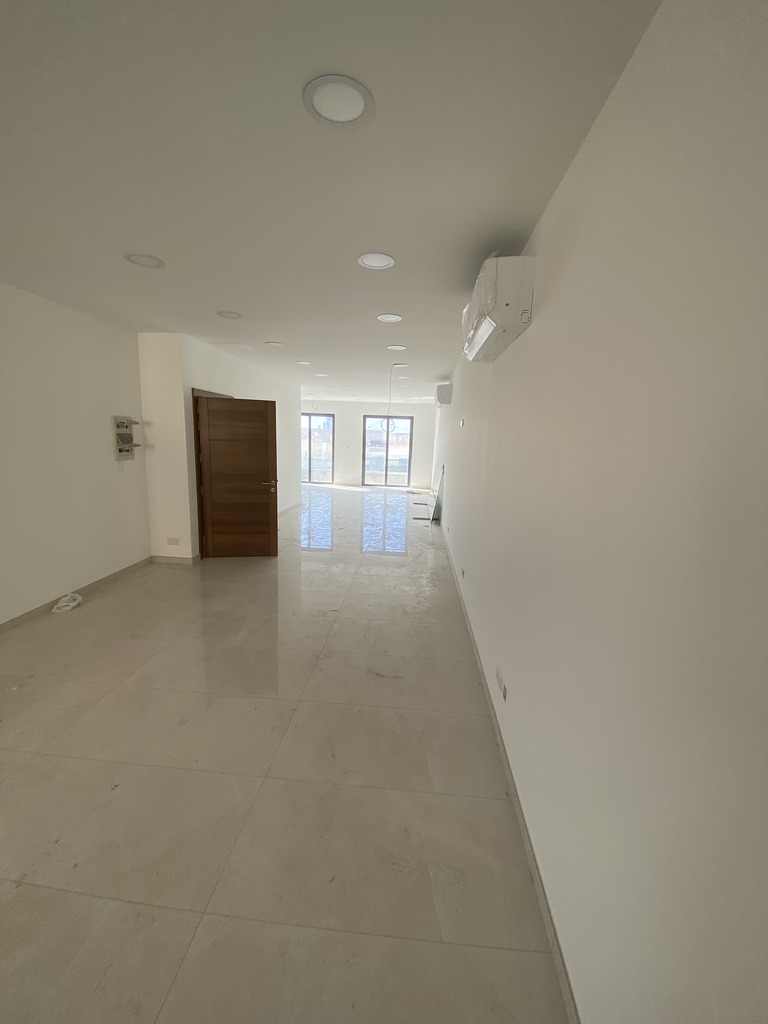 Office for Long Let in Iklin - €1,200/month photo 3