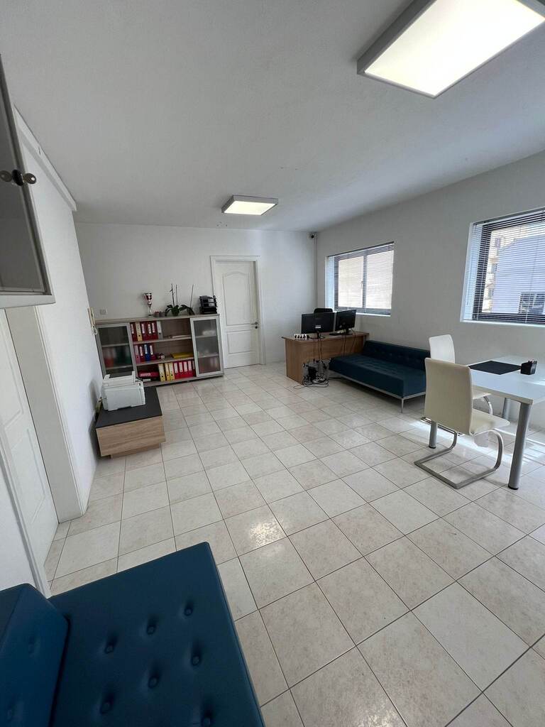 Office for Long Let in Gżira - €1,100/month photo 2
