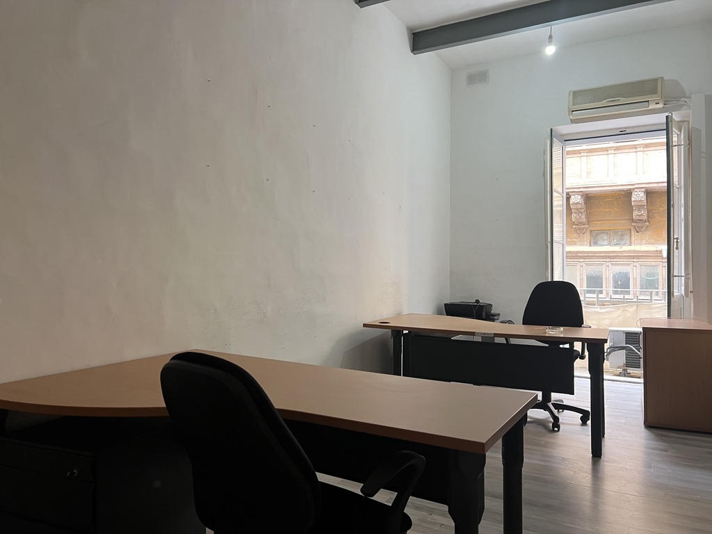 Office for Long Let in Valletta - €1,250/month photo 3