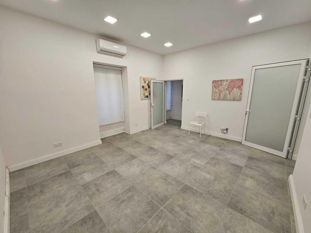 Office for Long Let in Valletta - €3,500/month photo 6