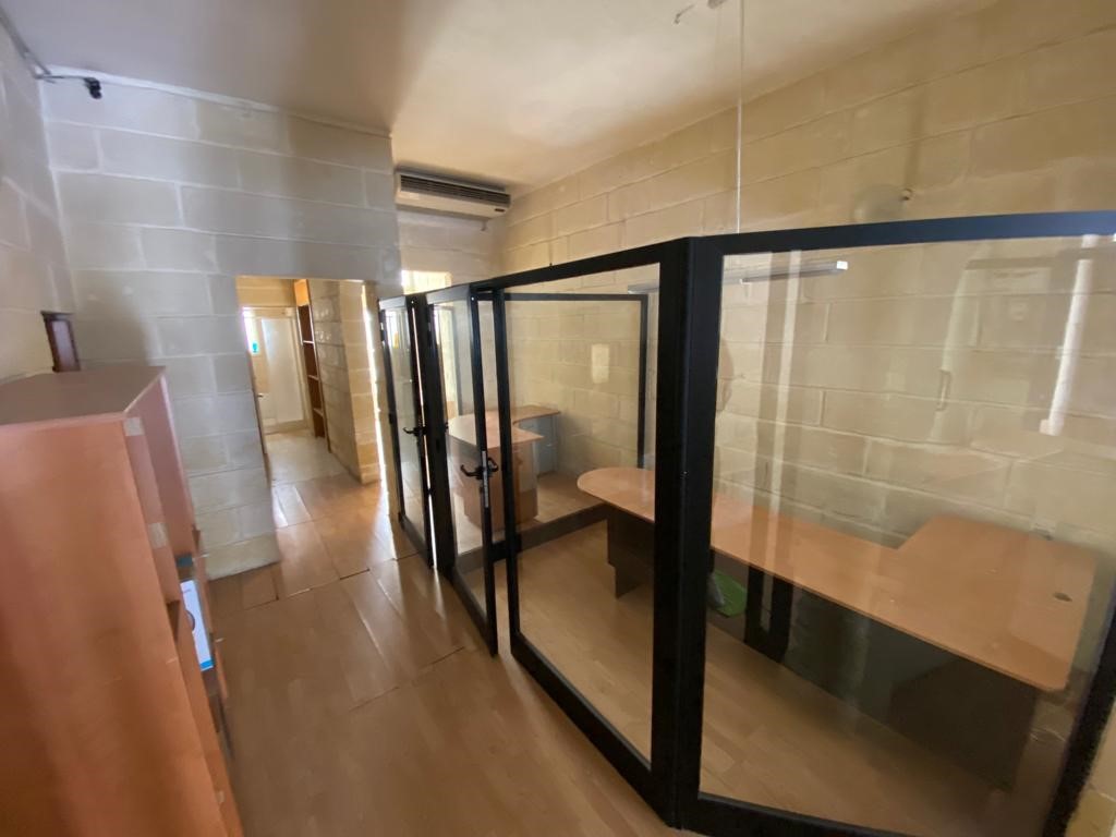 Office for Long Let in Santa Venera - €950/month photo 8