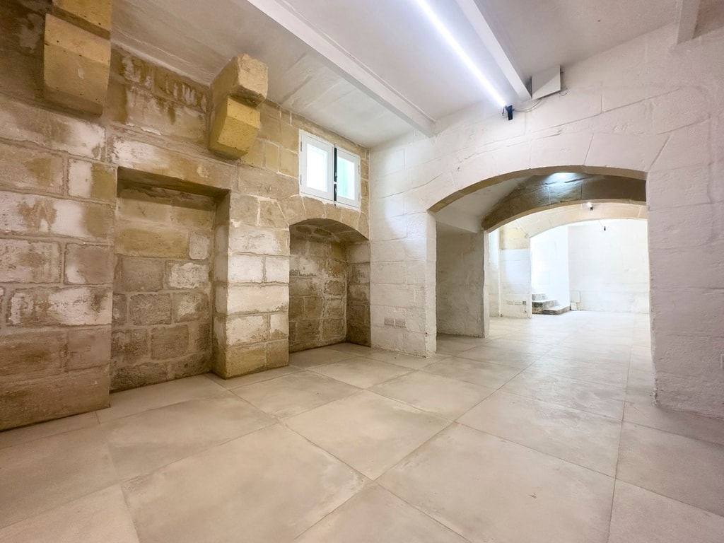 Office for Long Let in Valletta - €1,400/month photo 4