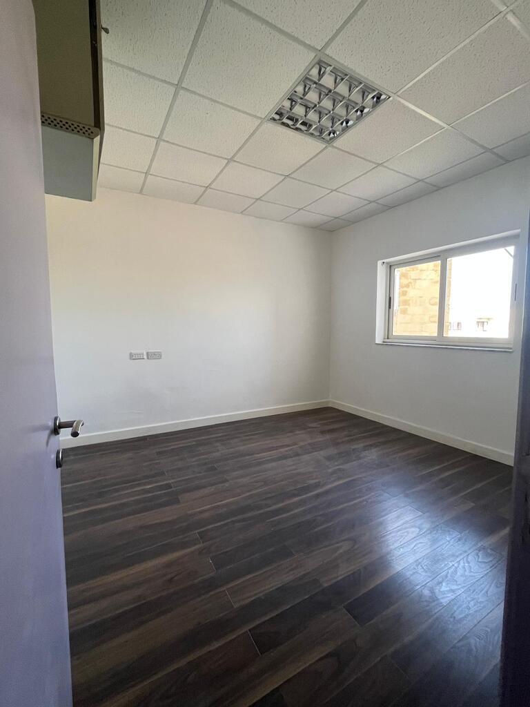 Office for Long Let in Ħamrun - €1,500/month photo 6
