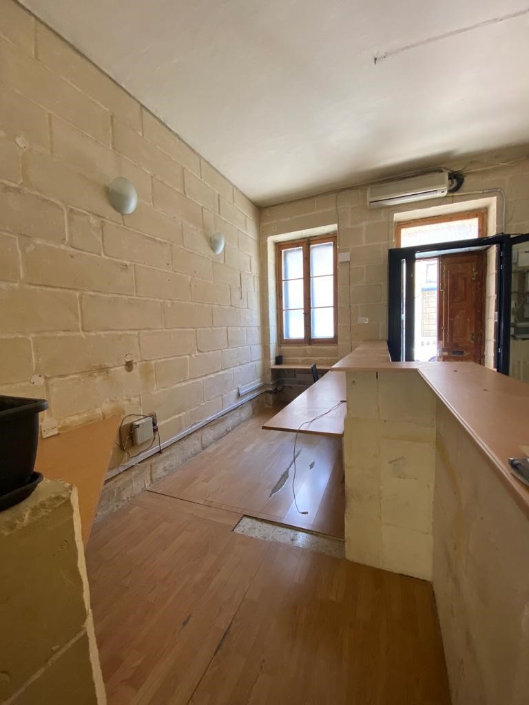 Office for Long Let in Santa Venera - €950/month photo 3