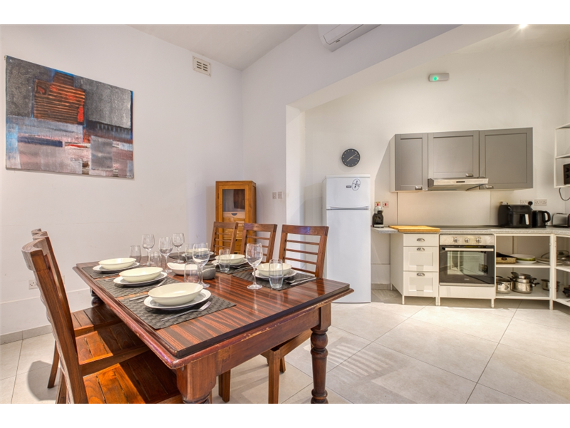 3 Bedroom Ensuite Maisonette for Long Let in Sliema - €2,200/month photo 4