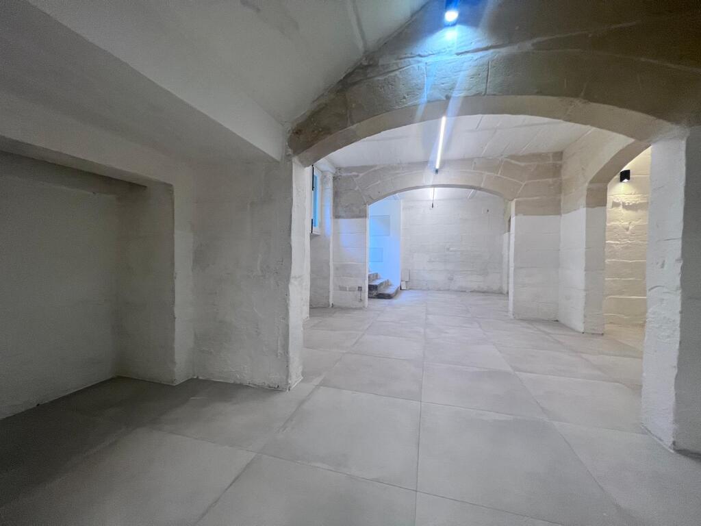 Office for Long Let in Valletta - €1,400/month photo 2