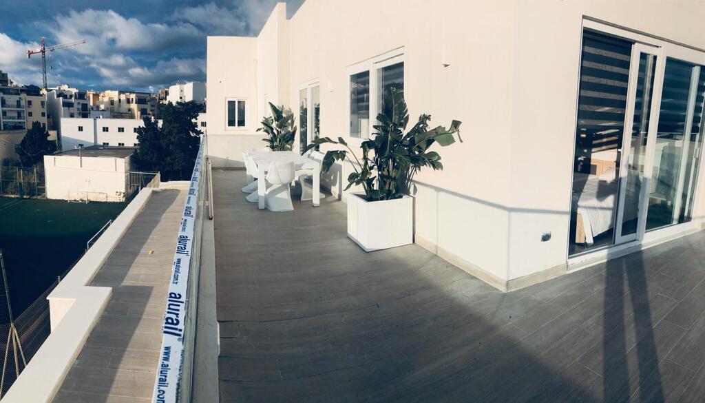 1 Bedroom Penthouse for Long Let in Gżira - €1,600/month photo 3