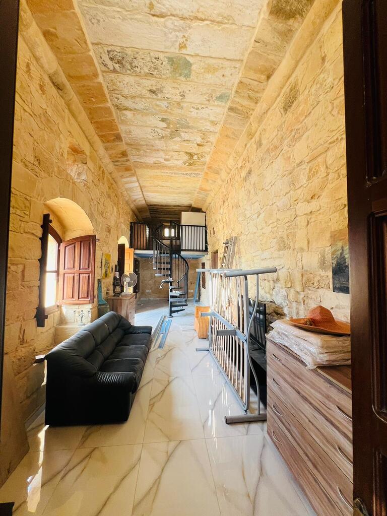 2 Bedroom Farmhouse for Long Let in Marsaskala - €3,000/month photo 5