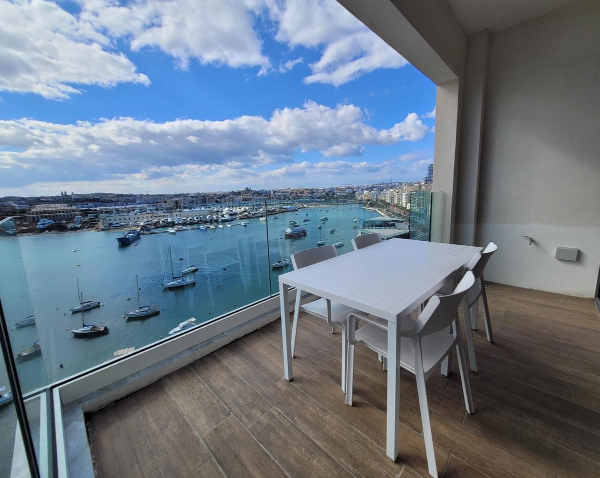 Stunning Seafront 2-Bedroom Apartment with A Large Terrace in Sliema
