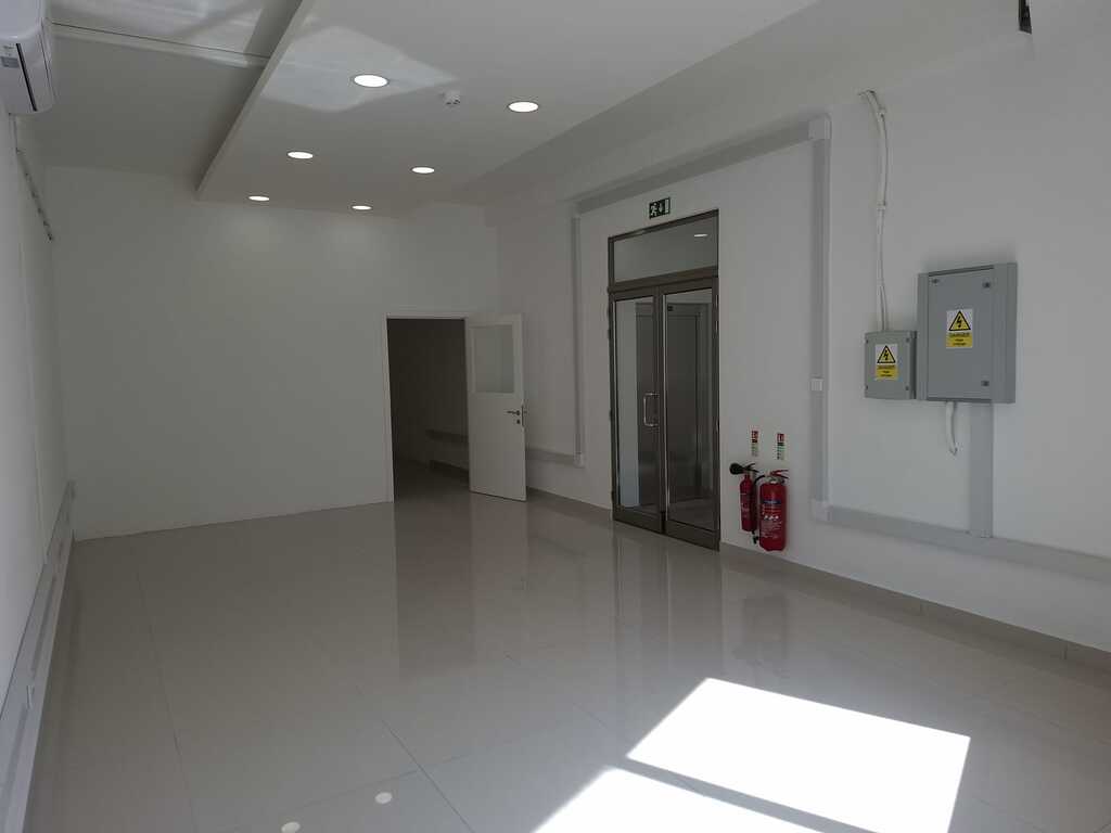Office for Long Let in Mrieħel - €2,000/month photo 3