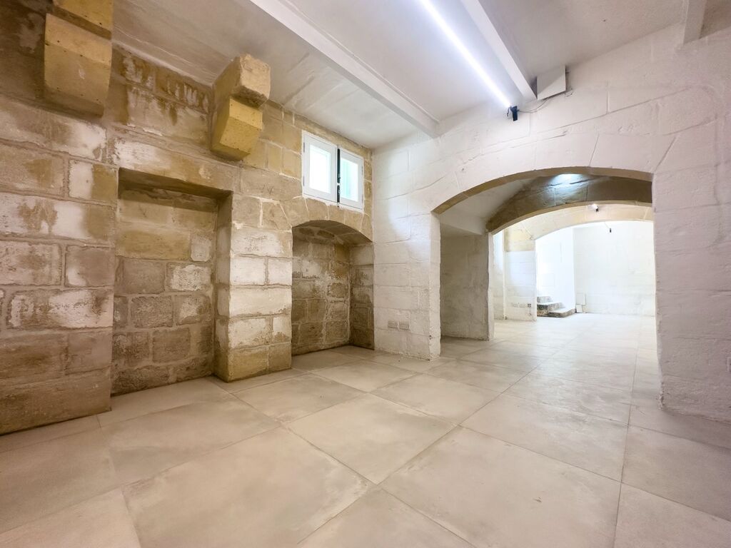 Office for Long Let in Valletta - €1,400/month photo 12