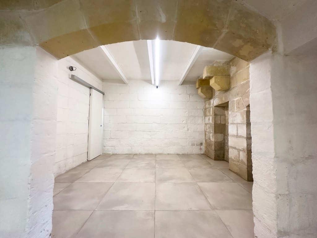 Office for Long Let in Valletta - €1,400/month photo 5