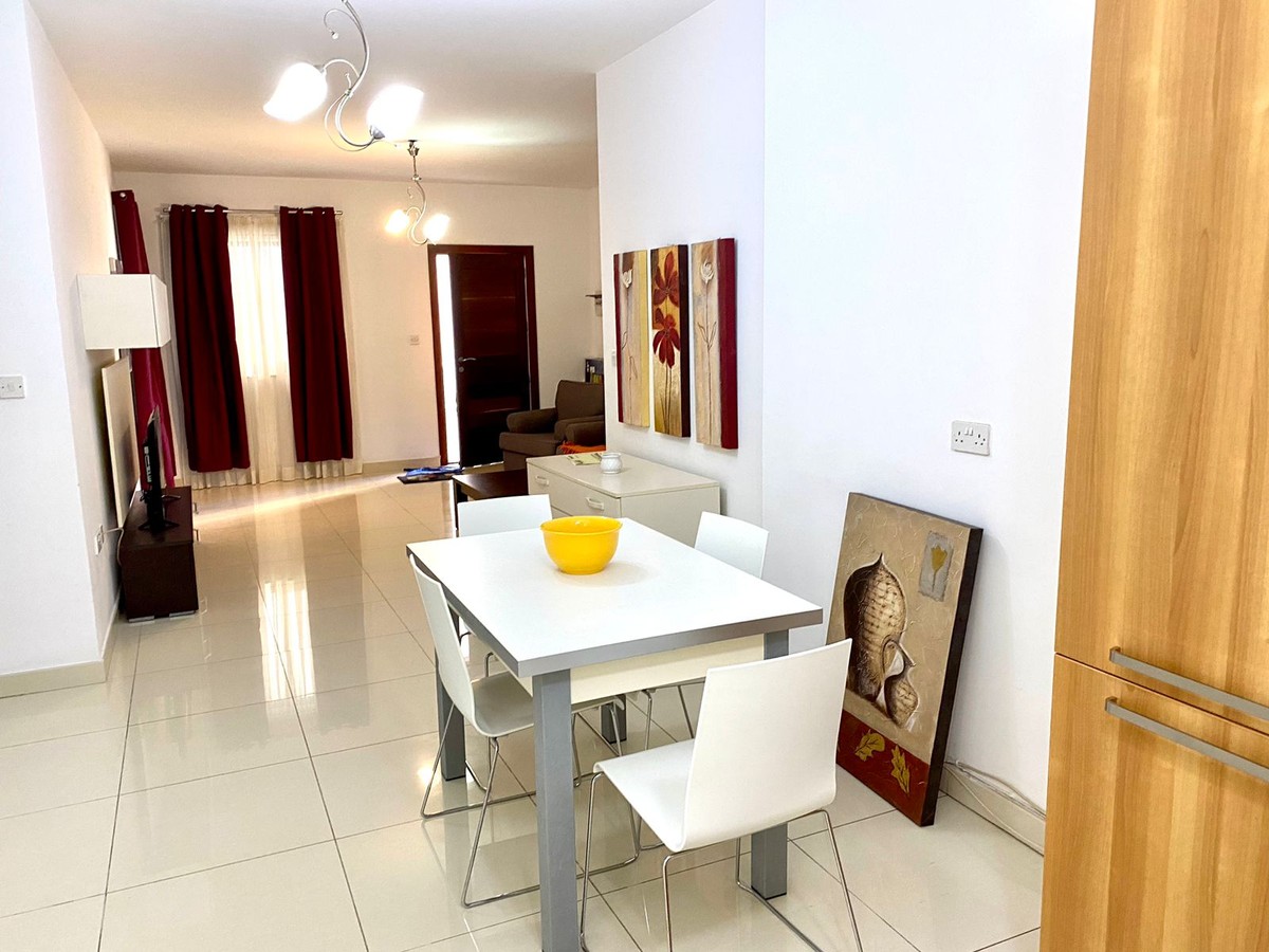 Modernly Furnished 2-Bedroom Maisonette in Gzira photo 3