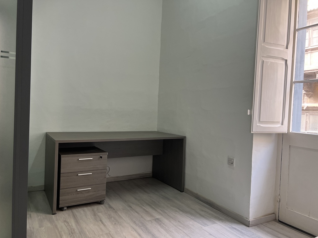 Office for Long Let in Valletta - €1,250/month photo 7