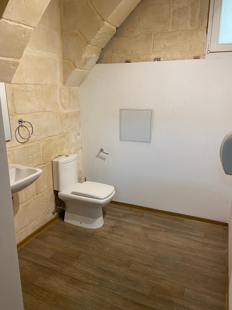 Office for Long Let in Valletta - €5,800/month photo 7