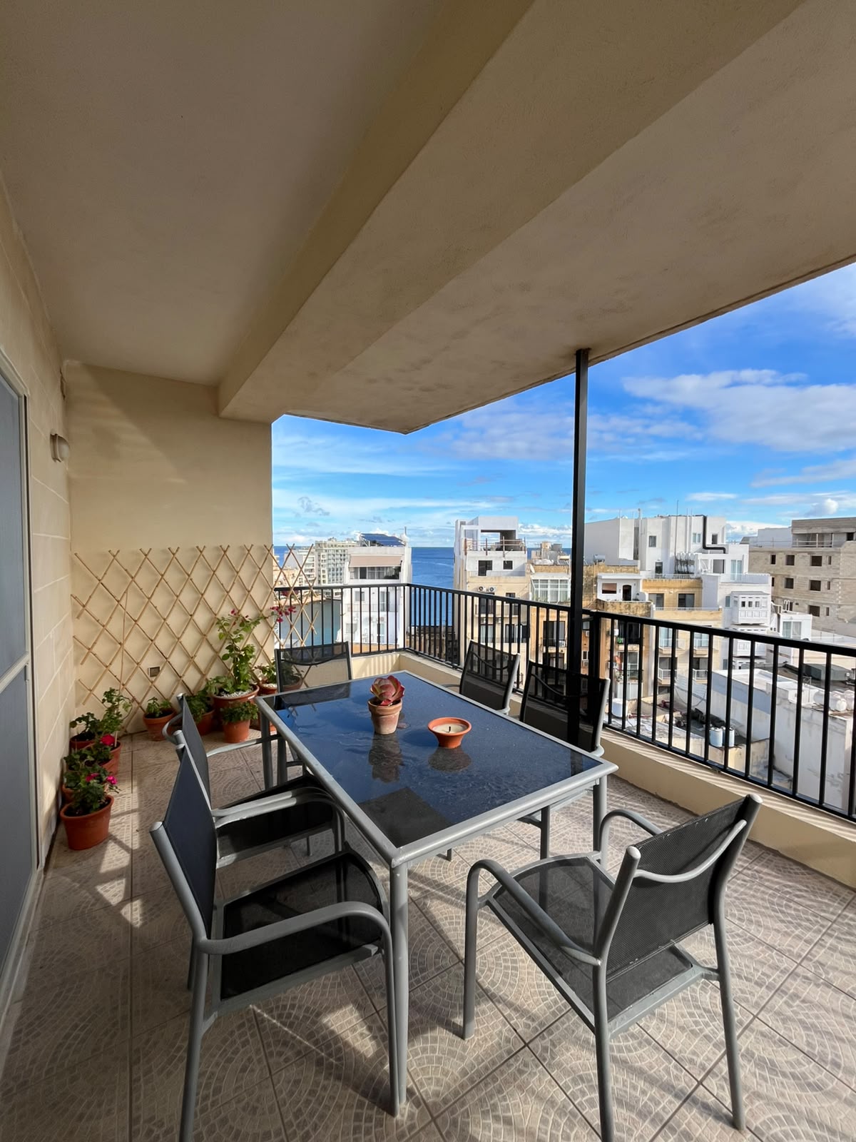 Beautifully Furnished 2-Bedroom Penthouse with Sea Views in St Julians