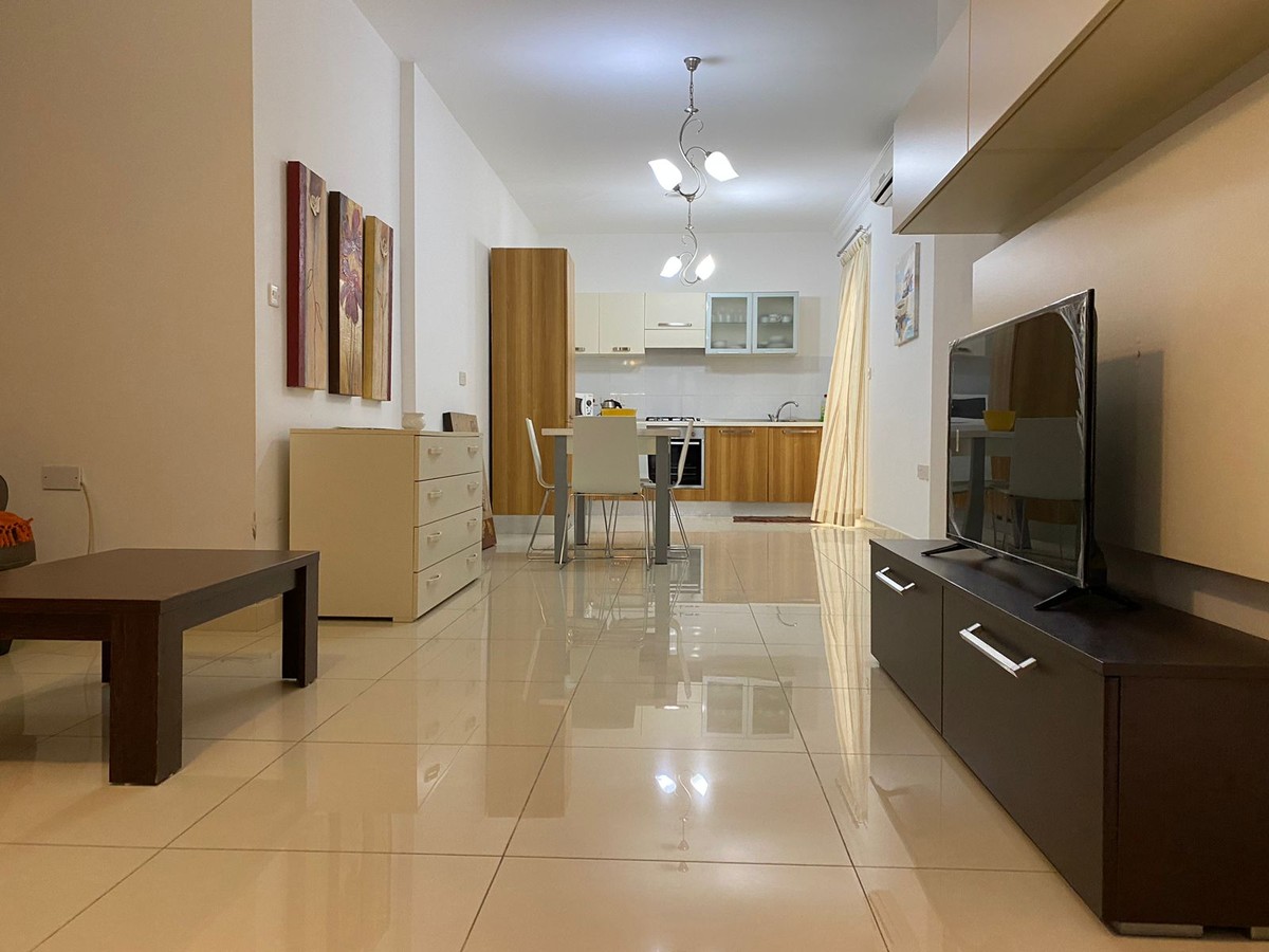 Modernly Furnished 2-Bedroom Maisonette in Gzira photo 2
