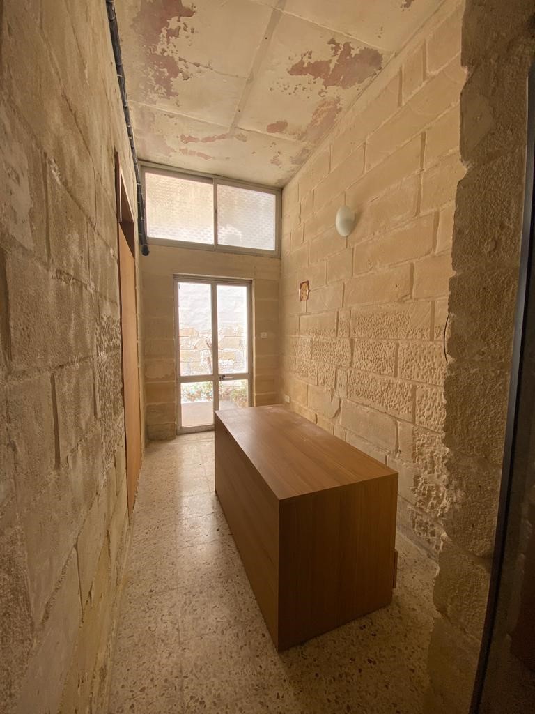 Office for Long Let in Santa Venera - €950/month photo 5