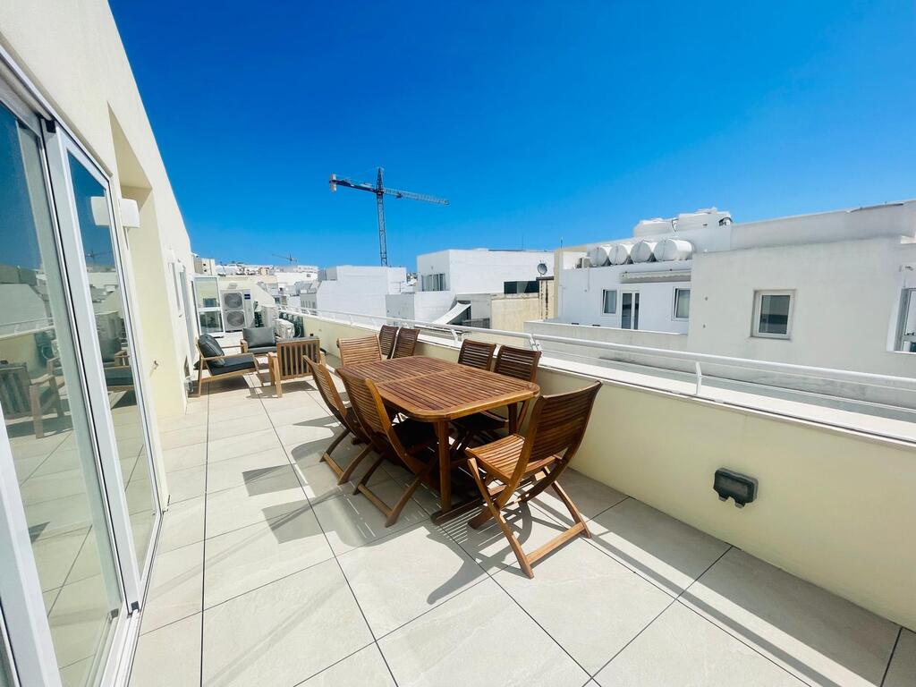 2 Bedroom Penthouse for Long Let in Gżira - €2,200/month photo 16
