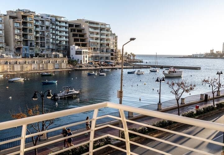 Beautiful Seafront House in Spinola Bay in St. Julians
