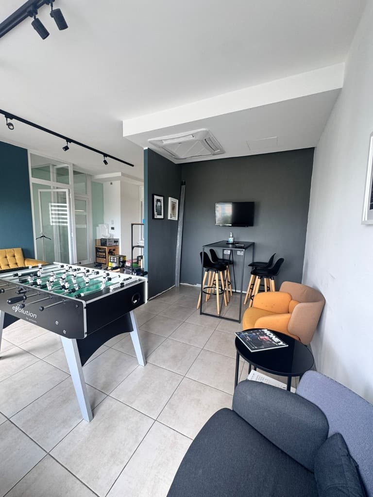 Office for Long Let in Santa Venera - €1,500/month