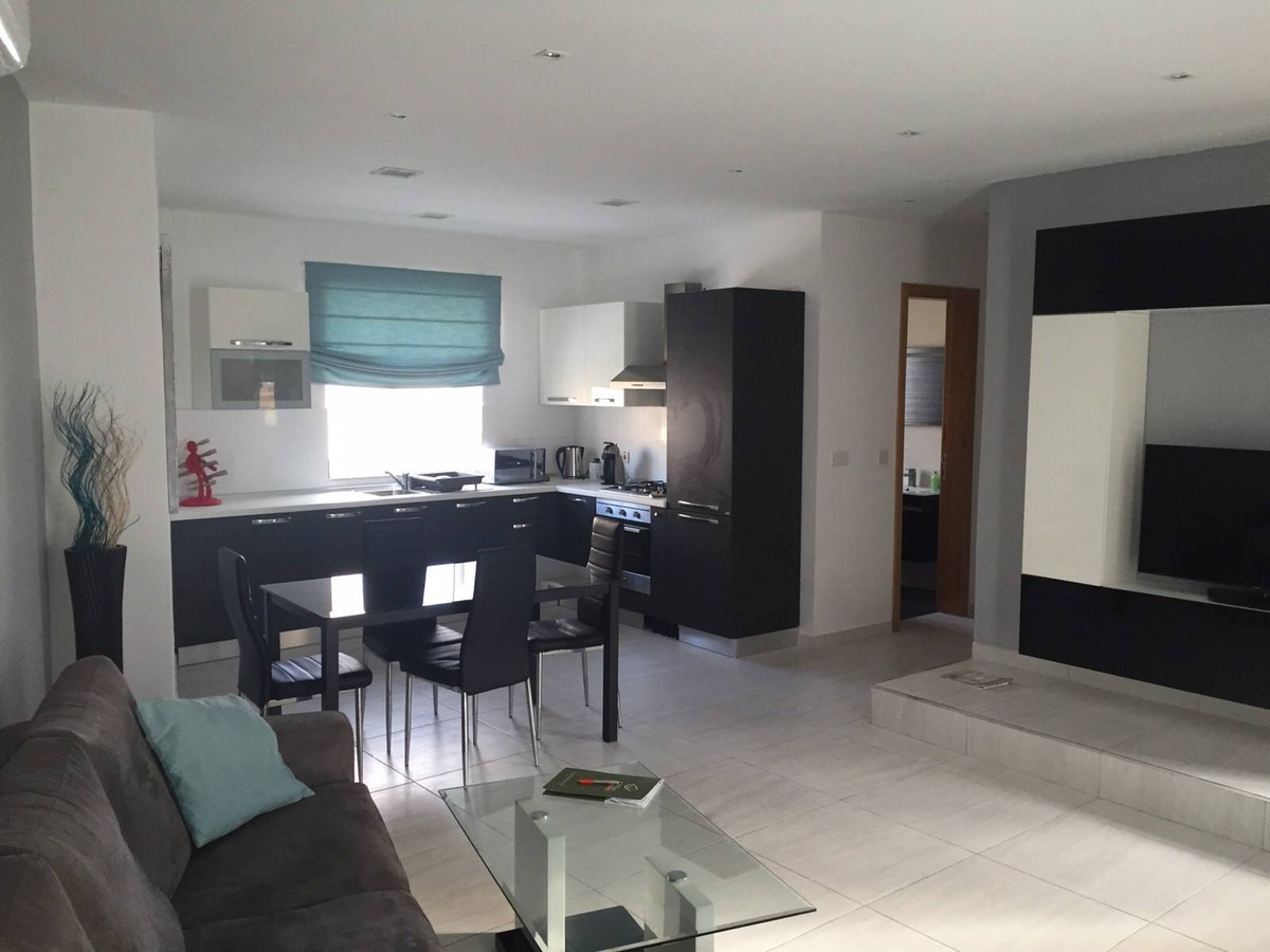 Bright Modern 2-Bedroom Penthouse with Large Terraces in Sliema photo 2