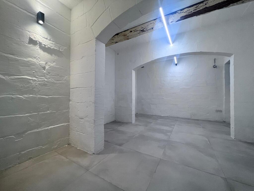 Office for Long Let in Valletta - €1,400/month photo 6