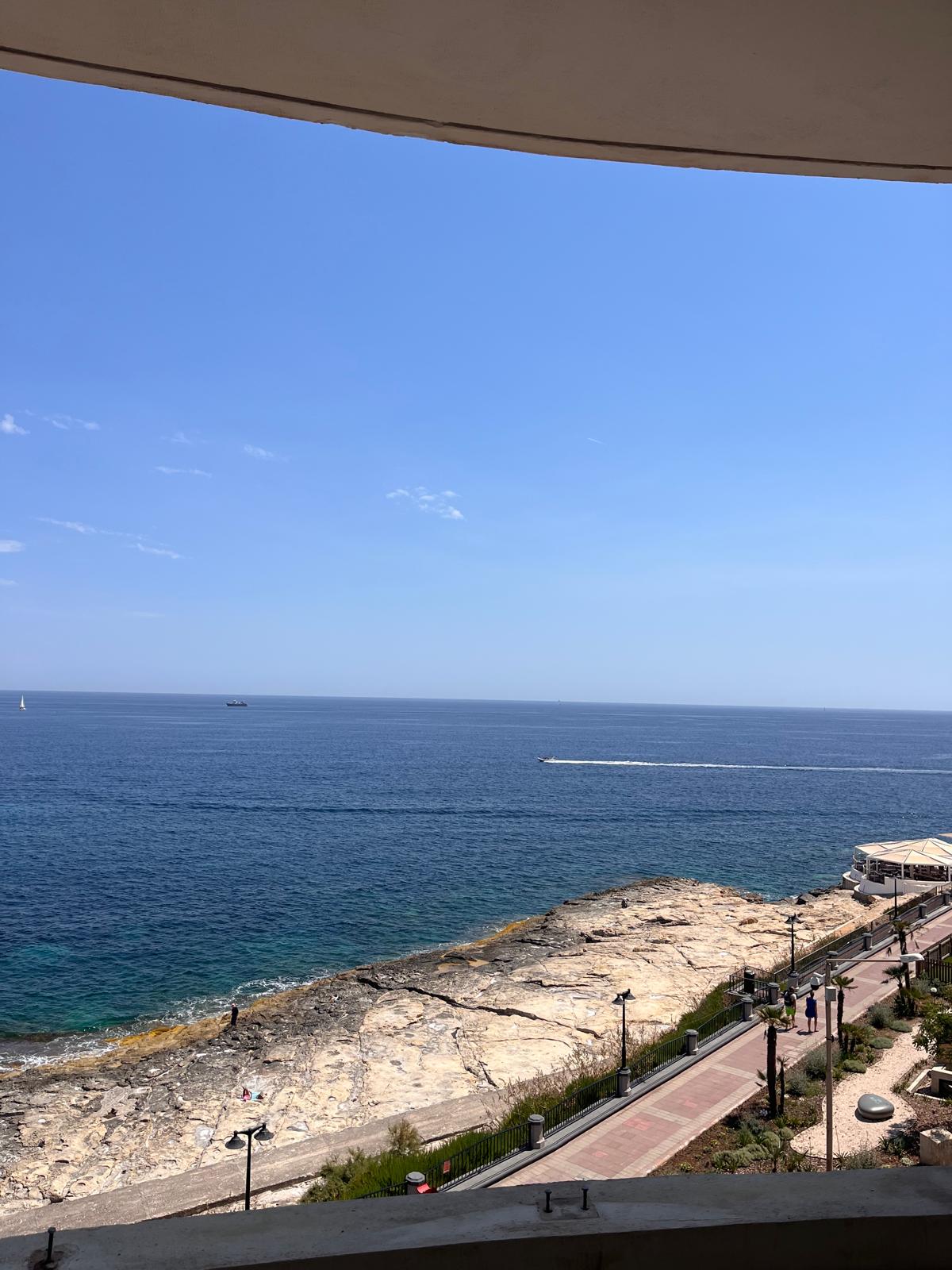 Magnificent Seafront 3-Bedroom Apartment in Qui-Si-Sana photo 2