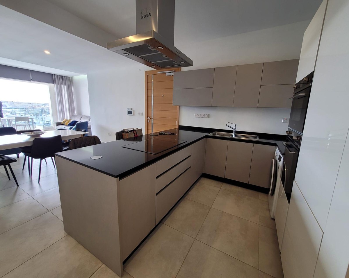 Stunning Seafront 2-Bedroom Apartment with A Large Terrace in Sliema photo 5