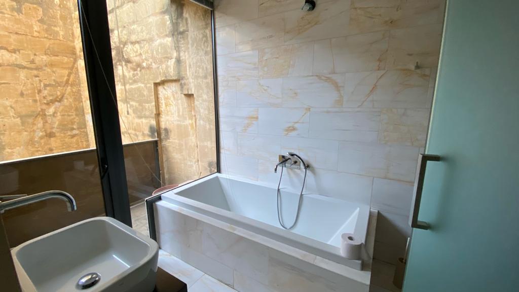 2 Bedroom Ensuite Apartment for Long Let in Valletta - €2,200/month photo 5
