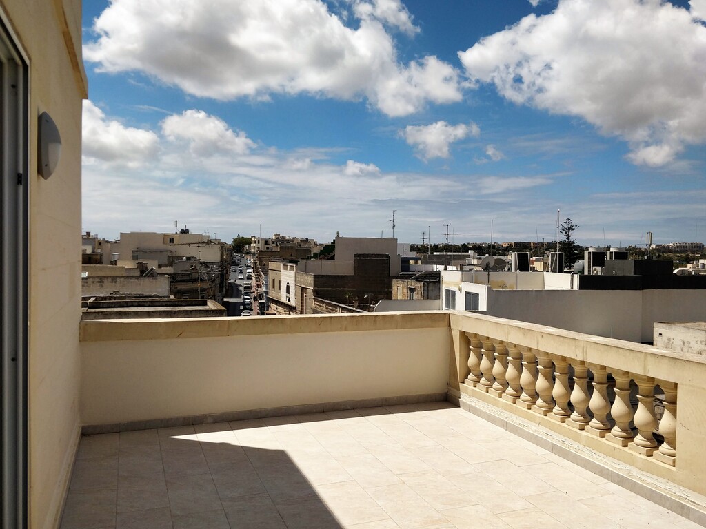 2 Bedroom Penthouse for Long Let in Paola - €1,750/month