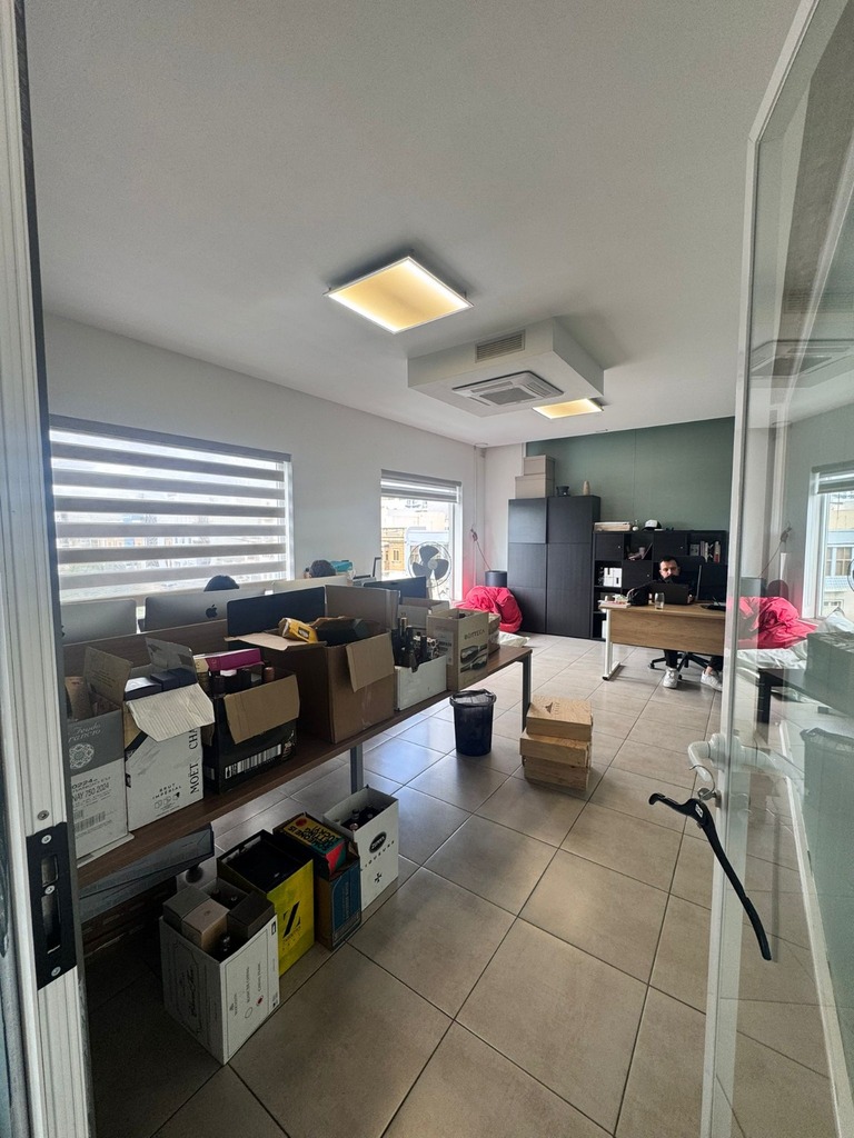 Office for Long Let in Santa Venera - €1,500/month photo 6