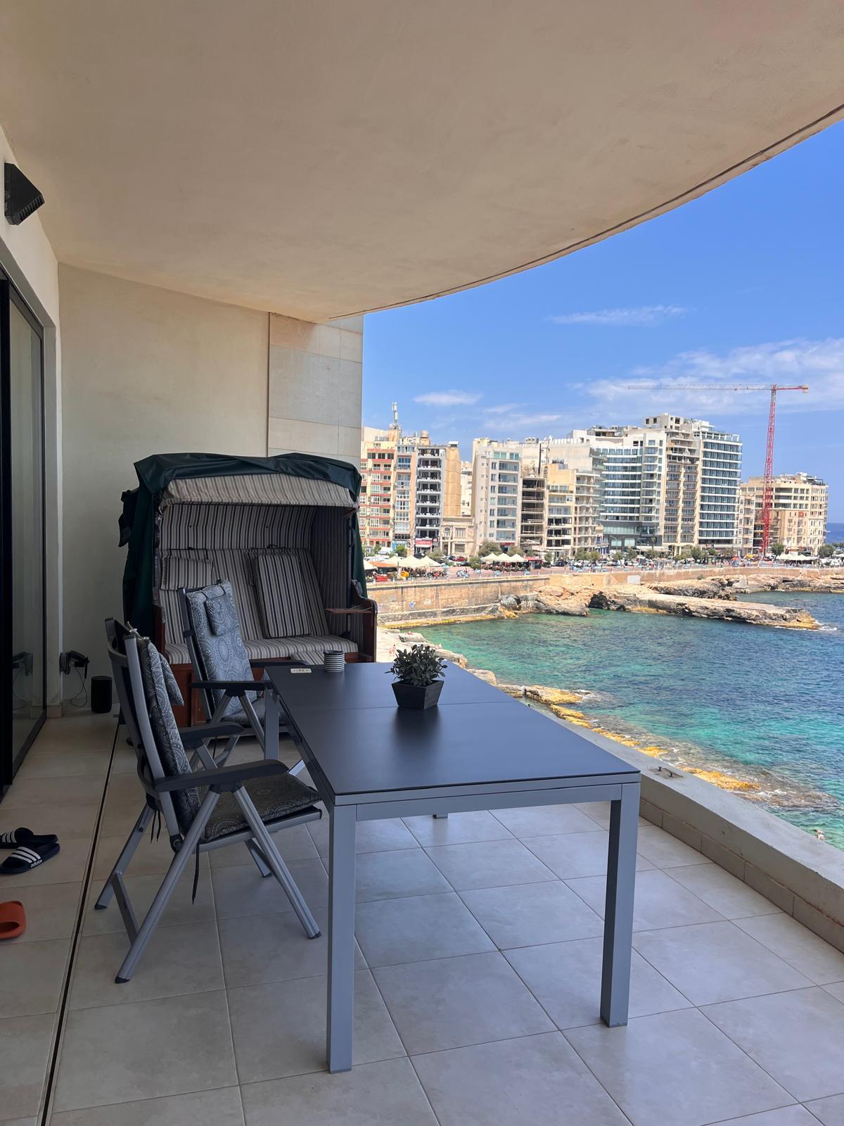 Magnificent Seafront 3-Bedroom Apartment in Qui-Si-Sana