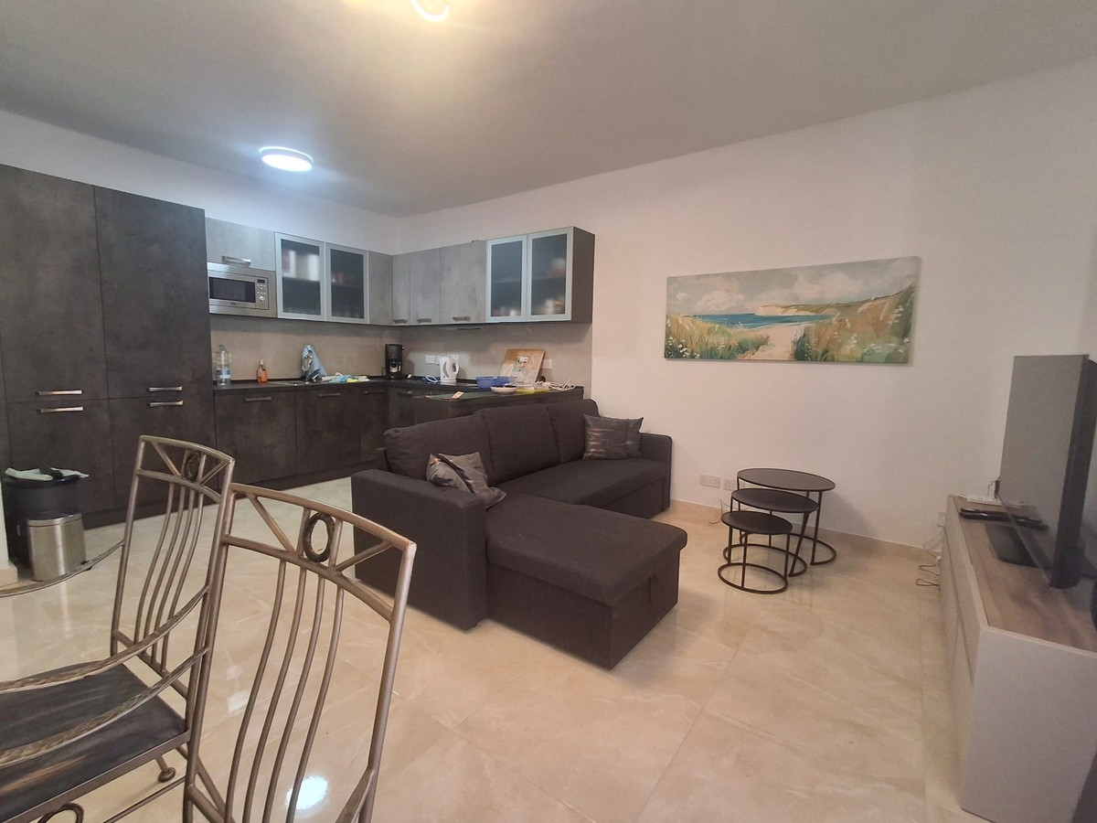 Beautifully Refurbished 2-Bedroom Apartment in Sliema photo 3