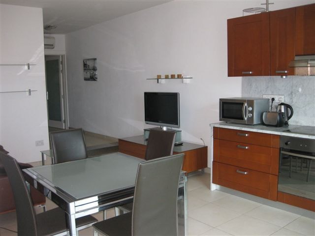 Modern 1-Bedroom Apartment on the Strand in Gzira photo 3