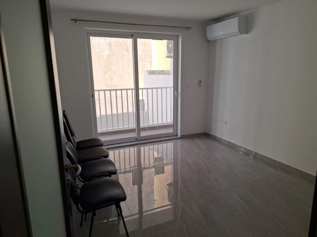 Office for Long Let in Mosta - €1,200/month photo 6