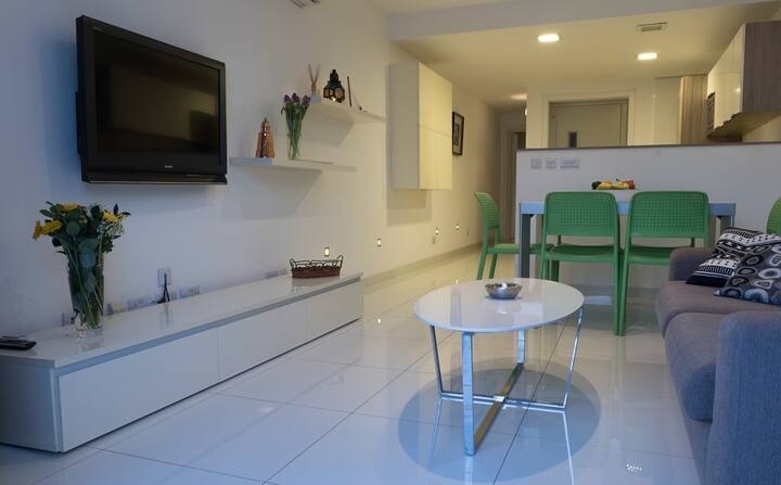 Beautiful Seafront House in Spinola Bay in St. Julians photo 2