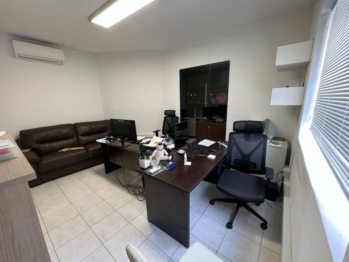 Bright 120 sqm Corner Penthouse Office in Gzira photo 3