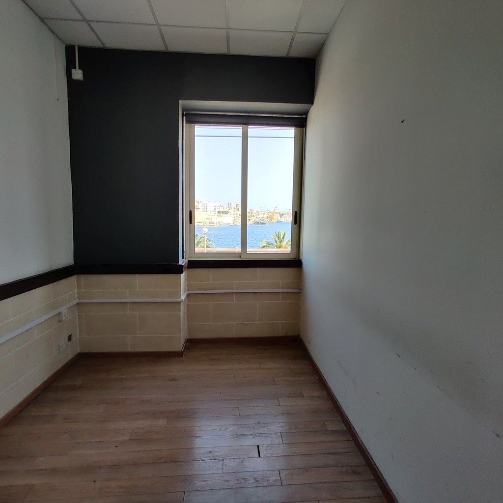 Office for Long Let in Valletta - €1,500/month photo 3