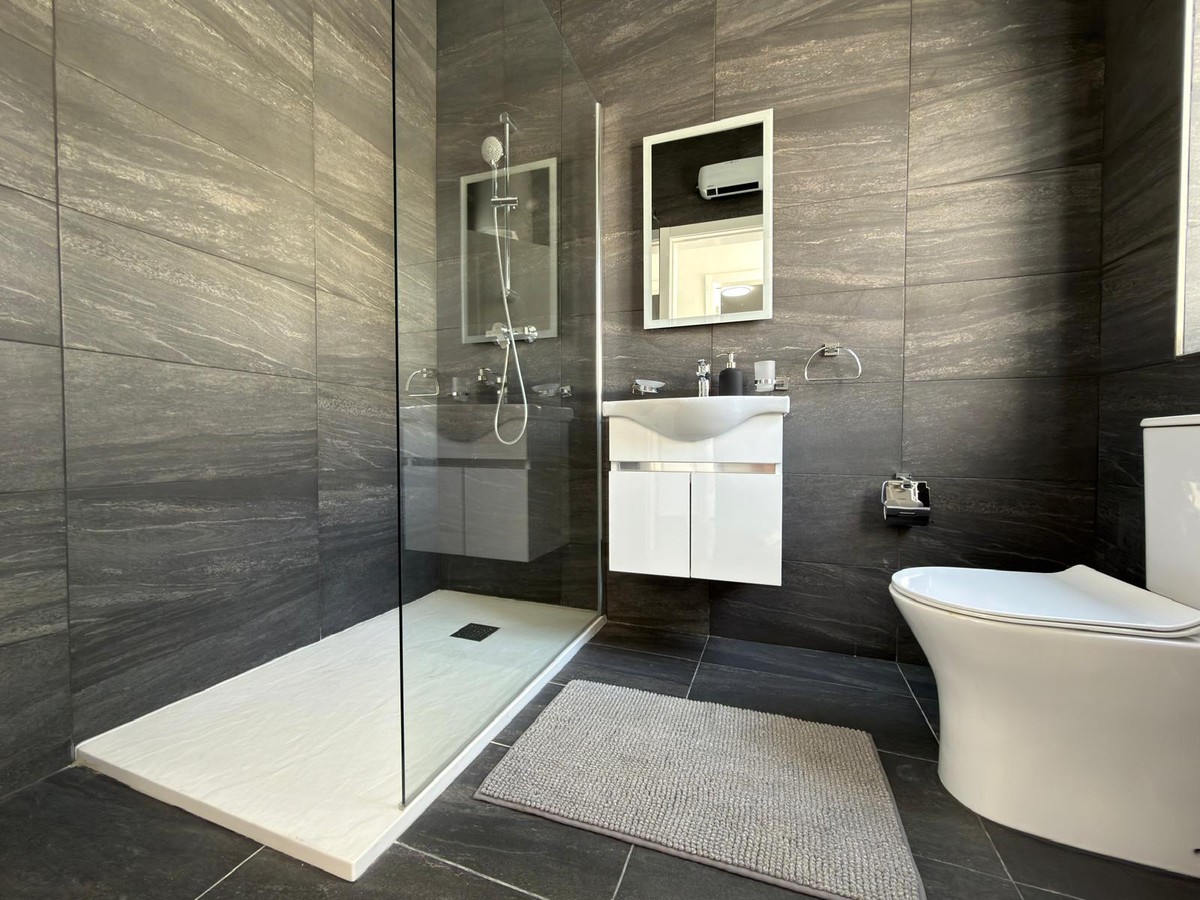 Modern 1-Bedroom Penthouse with Large Terrace in Gzira photo 9