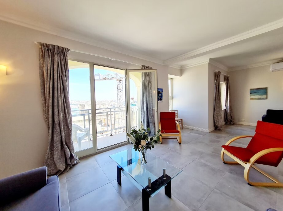 2 Bedroom Penthouse for Long Let in Valletta - €3,800/month photo 4