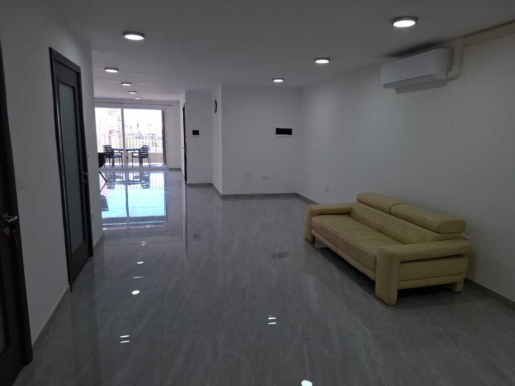Office for Long Let in Mosta - €1,200/month photo 2
